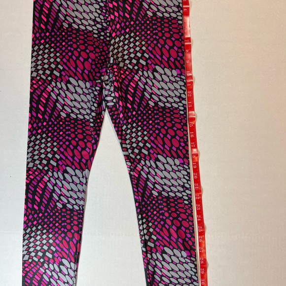 HUE Capri stretchy pant. Multi colors - Picture 10 of 11